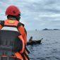 Tim SAR melakukan pencarian terhadap nelayan yang terjatuh di perairan Pulau Bone Uliuno, Kabupaten Banggai Kepulauan, Senin (27/10/2025). (Foto: Istimewa)