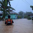 Banjir setinggi 1,5 meter merendam Kelurahan Tuweley, Kabupaten Tolitoli, Minggu (26/10/2025). (Foto: Istimewa)