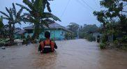 Banjir setinggi 1,5 meter merendam Kelurahan Tuweley, Kabupaten Tolitoli, Minggu (26/10/2025). (Foto: Istimewa)