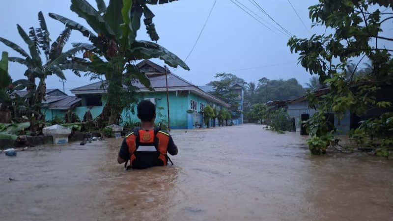 Banjir setinggi 1,5 meter merendam Kelurahan Tuweley, Kabupaten Tolitoli, Minggu (26/10/2025). (Foto: Istimewa)