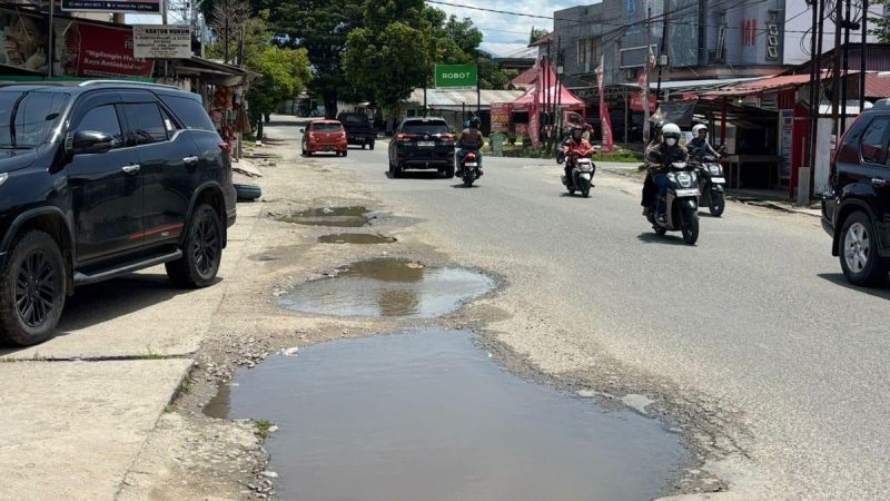 Warga mengeluhkan proyek pipa di Kota Palu. (Foto: Istimewa)