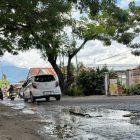 Sejumlah titik bahu jalan di Kota Palu tergenang diduga akibat proyek jaringan perpipaan. (Foto: Istimewa)