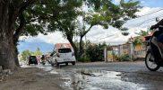 Sejumlah titik bahu jalan di Kota Palu tergenang diduga akibat proyek jaringan perpipaan. (Foto: Istimewa)