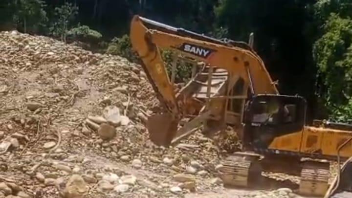 Belasan alat berat diduga melakukan pengerukan di lokasi PETI Taopa. (Foto: Istimewa)