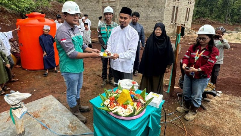 PT Trinusa Dharma Utama (melaksanakan CSR berupa pembangunan sumur bor dan renovasi ringan fasilitas MCK serta gapura di Pondok Pesantren Raudhatul Fitrah. (Foto: Istimewa)