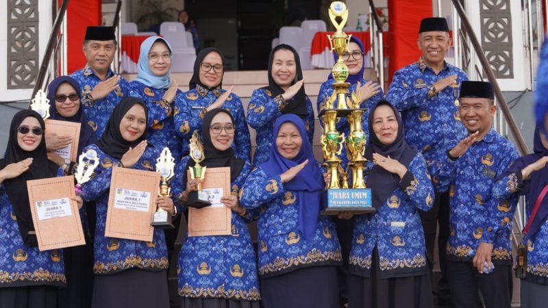 Imelda Liliana Muhidin berfoto bersama denyan anggota KORPRI Kota Palu usai pelaksanaan upacara, Senin (01/12/2025). (Foto: Pemkot Palu)