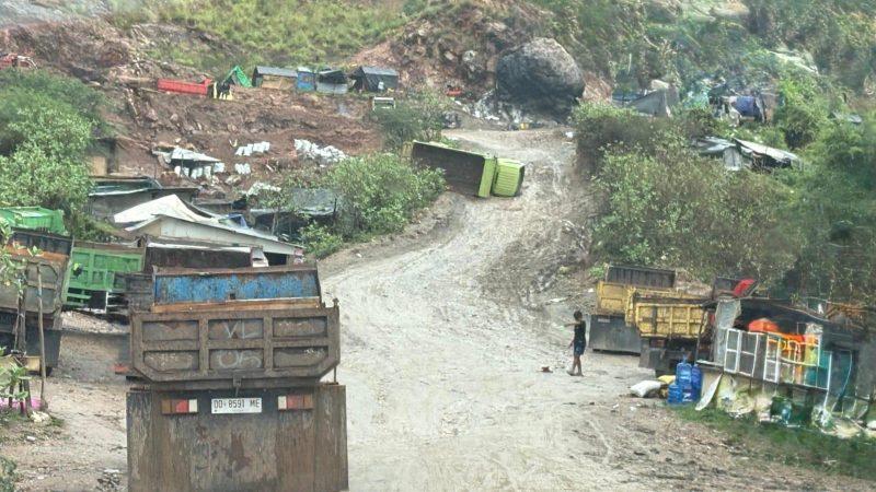Sebuah truk mengalami kecelakaan di lokasi PETI Poboya. (Sumber: Istimewa)