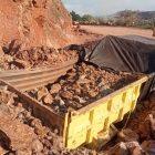 Sebuah truk tertimbun longsor di area PETI Poboya. (Foto: Istimewa)