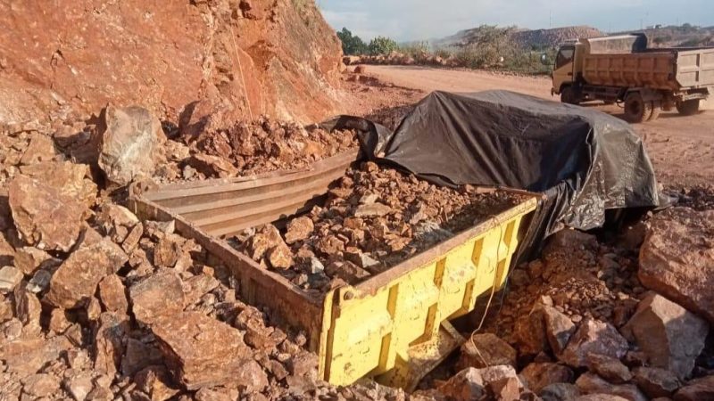 Sebuah truk tertimbun longsor di area PETI Poboya. (Foto: Istimewa)