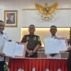 Pemkot Palu bersama Kejari Palu meneken MoU terkait pelaksanaan pidana kerja sosial, Rabu (10/12/2025). (Foto: Pemkot Palu)