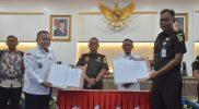 Pemkot Palu bersama Kejari Palu meneken MoU terkait pelaksanaan pidana kerja sosial, Rabu (10/12/2025). (Foto: Pemkot Palu)