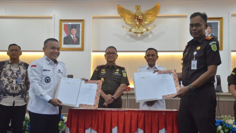 Pemkot Palu bersama Kejari Palu meneken MoU terkait pelaksanaan pidana kerja sosial, Rabu (10/12/2025). (Foto: Pemkot Palu)