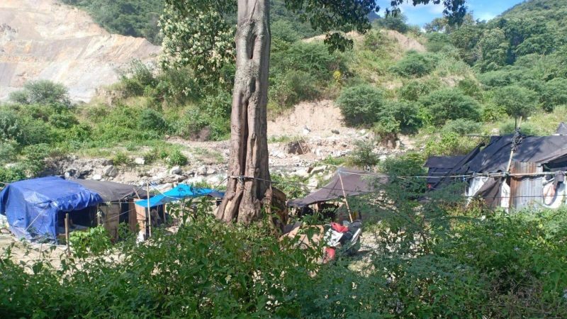 Sejumlah pos beratapkan terpal berdiri di lokasi PETI Poboya. (Foto: Istimewa)