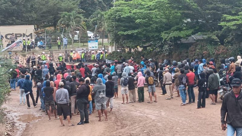 Ratusan warga lingkar tambang Poboya kembali menggelar unjuk rasa di depan kantor PT Citra Palu Minerals (CPM), Senin (15/12/2025). (Foto: Istimewa)