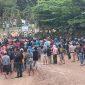 Ratusan warga lingkar tambang Poboya kembali menggelar unjuk rasa di depan kantor PT Citra Palu Minerals (CPM), Senin (15/12/2025). (Foto: Istimewa)