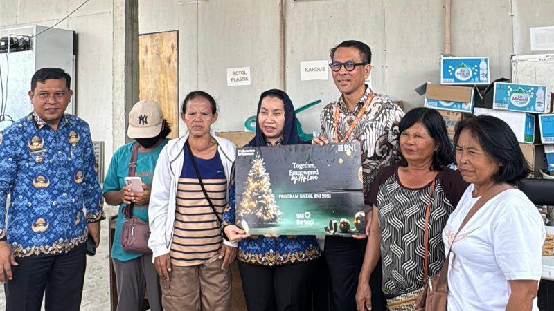 Imelda Liliana Muhidin bersama BNI Cabang Palu menyerahkan bantuan paket sembako kepada tenaga kebersihan, Rabu (17/12/2025). (Foto: Pemkot Palu)