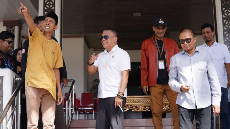 Bawaslu dan KPU Kota Palu menerima dua unit mobil operasional dari pemerintah, Jumat (02/01/2026). (Foto: Pemkot Palu)