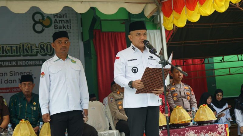 Hadianto Rasyid menjadi inspektur upacara peringatan Hari Amal Bakti (HAB) ke-80 Kementerian Agama (Kemenag) tingkat Kota Palu, Sabtu (03/01/2026). (Foto: Pemkot Palu)