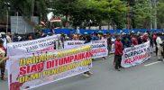 Aksi demonstrasi warga lingkar tambang Poboya di depan gedung DPRD Kota Palu, Rabu (28/1/2026). (Foto: Istimewa)