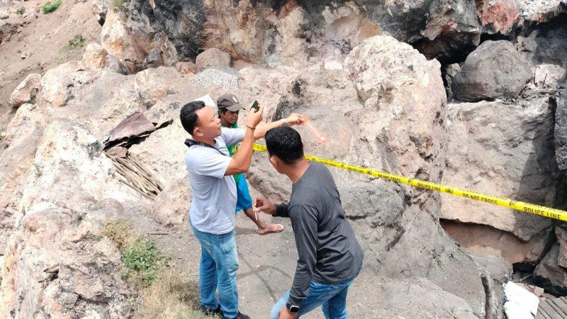Aparat memasang garis polisi di lokasi longsor PETI Poboya. (Foto: Istimewa)