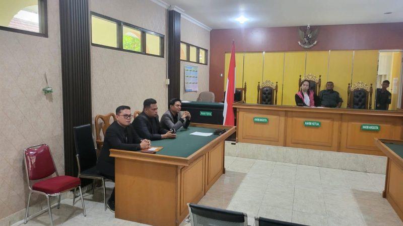 Sidang perdana praperadilan yang diajukan mantan Pj Bupati Morowali, Rachmansyah Ismail resmi digelar di Pengadilan Negeri Palu, Selasa (10/2/2026). (Foto: Istimewa)