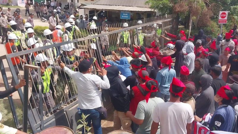 Situasi depan kantor PT Citra Palu Minerals (CPM) di Kelurahan Poboya, Kota Palu, kembali memanas, Kamis (12/2/2025). (Foto: hariansulteng.com)