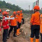 Tim SAR mengevakuasi pekerja korban longsor di PT IMIP, Kamis (19/2/2026). (Foto: Istimewa)