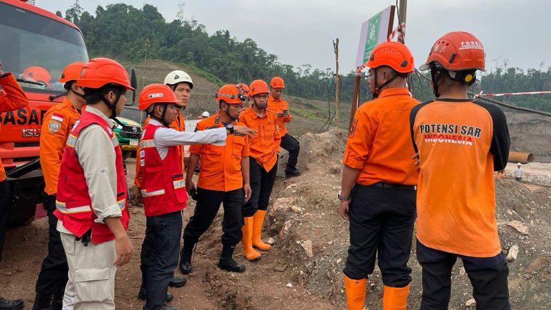 Tim SAR mengevakuasi pekerja korban longsor di PT IMIP, Kamis (19/2/2026). (Foto: Istimewa)