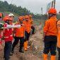 Tim SAR mengevakuasi pekerja korban longsor di PT IMIP, Kamis (19/2/2026). (Foto: Istimewa)