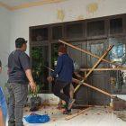 Warga lingkar tambang Poboya menyegel Kantor Komnas HAM Sulteng, Senin (9/3/2026). (Foto: Istimewa)