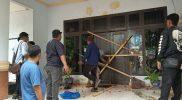 Warga lingkar tambang Poboya menyegel Kantor Komnas HAM Sulteng, Senin (9/3/2026). (Foto: Istimewa)