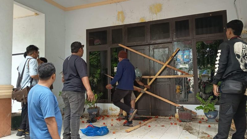 Warga lingkar tambang Poboya menyegel Kantor Komnas HAM Sulteng, Senin (9/3/2026). (Foto: Istimewa)
