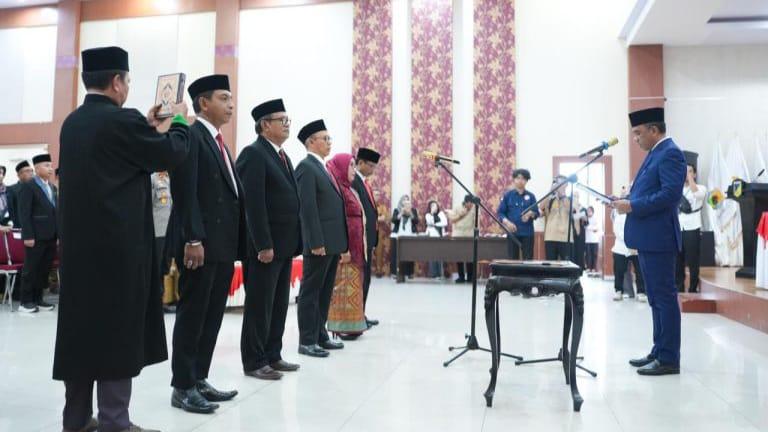 Gubernur Anwar Hafid melantik komisoner Komisi Informasi Sulteng periode 2025-2029, Senin (8/12/2025). (Foto: Istimewa)