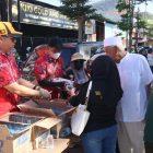 PSMTI, APINDO dan Vihara Karuna Dipa bagi-bagi konsumsi gratis kepada jemaah di kegiatan Haul Guru Tua, Rabu (1/4/2026). (Foto: Istimewa)