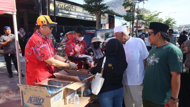 PSMTI, APINDO dan Vihara Karuna Dipa bagi-bagi konsumsi gratis kepada jemaah di kegiatan Haul Guru Tua, Rabu (1/4/2026). (Foto: Istimewa)
