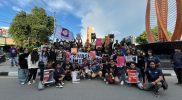 Aksi damai Koalisi Rumah Jurnalis Sulteng di Tugu Nol Kilometer Palu dalam rangka memperingati Hari Kebebasan Pers Sedunia, Minggu (3/5/2026). (Foto: hariansulteng.com)
