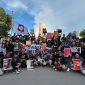 Aksi damai Koalisi Rumah Jurnalis Sulteng di Tugu Nol Kilometer Palu dalam rangka memperingati Hari Kebebasan Pers Sedunia, Minggu (3/5/2026). (Foto: hariansulteng.com)