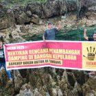 Masyarakat membentangkan spanduk menolak penambangan gamping di Bangkep. (Foto: Istimewa)