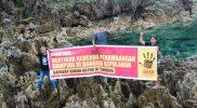 Masyarakat membentangkan spanduk menolak penambangan gamping di Bangkep. (Foto: Istimewa)