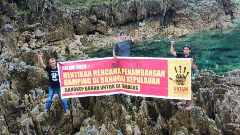 Masyarakat membentangkan spanduk menolak penambangan gamping di Bangkep. (Foto: Istimewa)