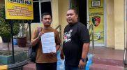 Koordinator KKJ Sulteng, Moh Arief (kanan) mendampingi Rian Afdhal (kiri) saat melapor ke Polresta Palu, Selasa (12/5/2026). (Foto: Istimewa)