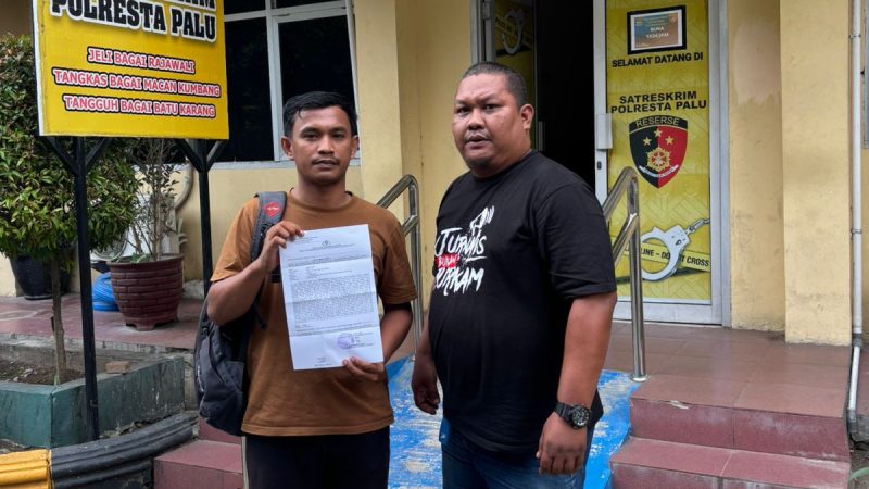 Koordinator KKJ Sulteng, Moh Arief (kanan) mendampingi Rian Afdhal (kiri) saat melapor ke Polresta Palu, Selasa (12/5/2026). (Foto: Istimewa)
