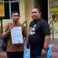 Koordinator KKJ Sulteng, Moh Arief (kanan) mendampingi Rian Afdhal (kiri) saat melapor ke Polresta Palu, Selasa (12/5/2026). (Foto: Istimewa)