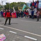 Aksi May Day di depan Kantor Gubernur Sulteng, Jalan Sam Ratulangi, Kota Palu, Jumat (1/5/2026). (Foto: hariansulteng.com)