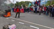 Aksi May Day di depan Kantor Gubernur Sulteng, Jalan Sam Ratulangi, Kota Palu, Jumat (1/5/2026). (Foto: hariansulteng.com)