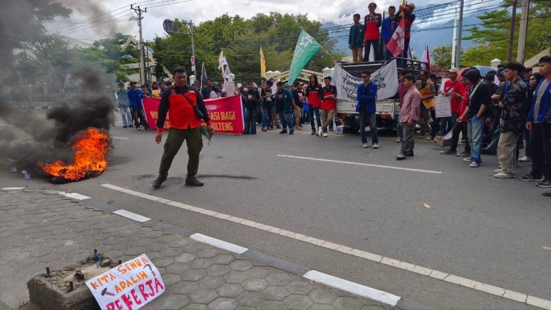 Aksi May Day di depan Kantor Gubernur Sulteng, Jalan Sam Ratulangi, Kota Palu, Jumat (1/5/2026). (Foto: hariansulteng.com)