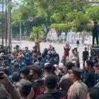 Mahasiswa tergabung dalam WIR berunjuk rasa di Kantor DPRD Sulteng, Senin (15/6/2026). (Foto: Istimewa)