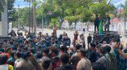 Mahasiswa tergabung dalam WIR berunjuk rasa di Kantor DPRD Sulteng, Senin (15/6/2026). (Foto: Istimewa)