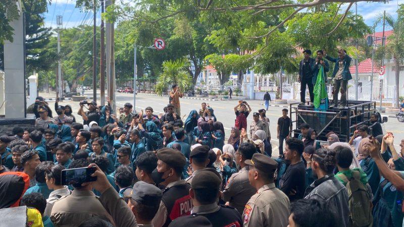Mahasiswa tergabung dalam WIR berunjuk rasa di Kantor DPRD Sulteng, Senin (15/6/2026). (Foto: Istimewa)