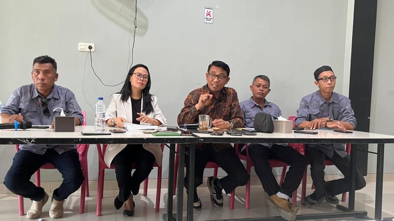 Tim kuasa hukum Mohamad Rizal Intjenae menggelar jumpa pers menanggapi somasi Mohamad Irwan Lapatta, Kamis (2/7/2026). (Foto: hariansulteng.com)
